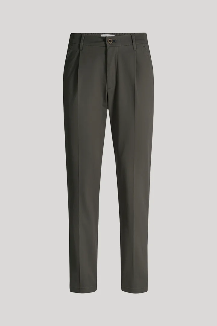 Leads to product detail page "Dark green chinos"