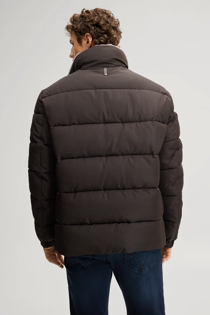 Führt zu Produktdetailseite „Steppjacke mit gefüttertem Stehkragen in Dunkelbraun"