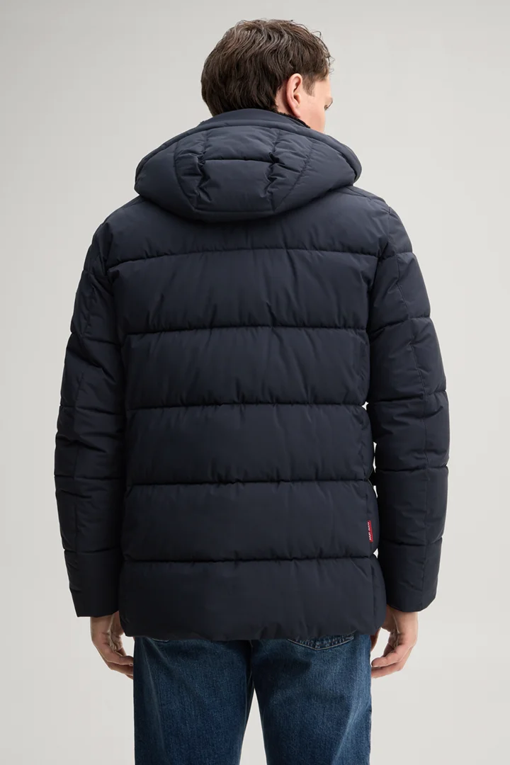 Leads to product detail page "Navy parka"