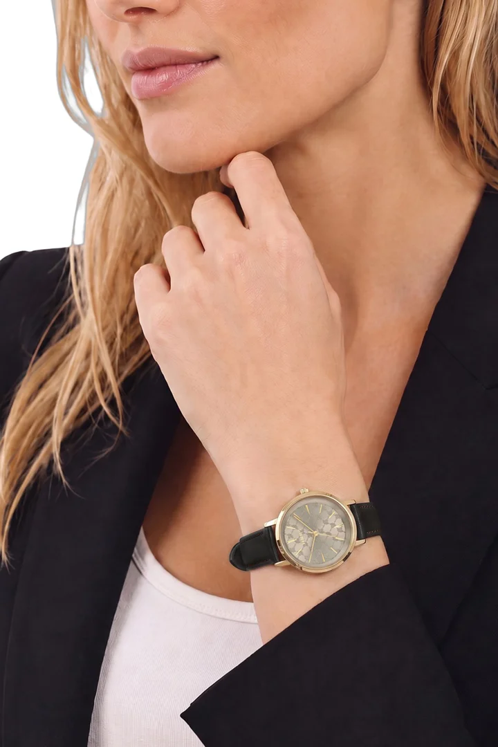 Leads to product detail page "Women’s gold wristwatch"