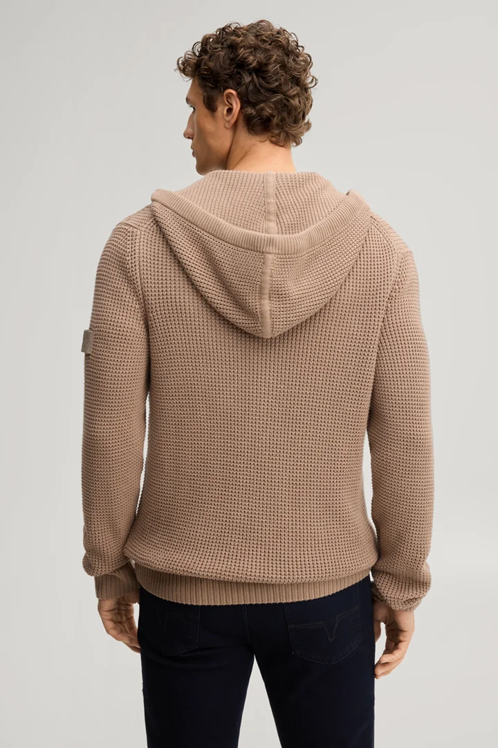 Führt zu Produktdetailseite „Strickjacke mit Kapuze in Braun"