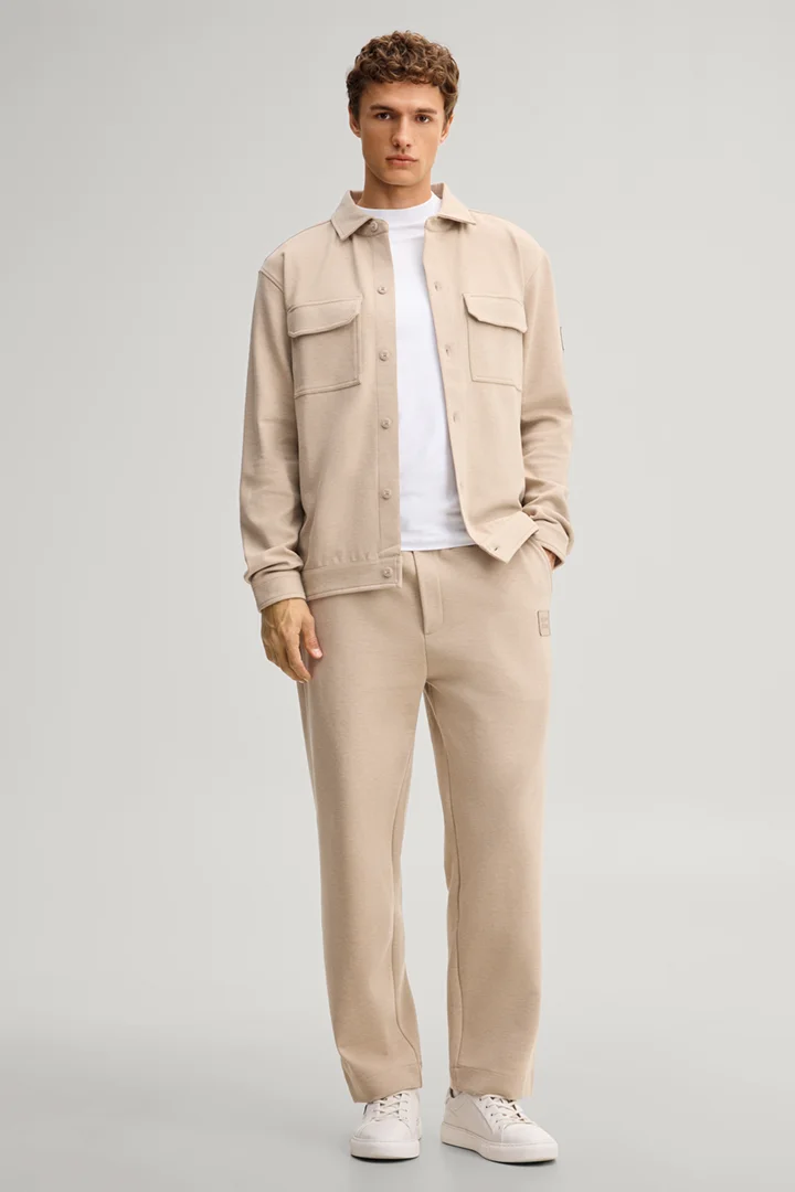 Leads to product detail page "Beige sweatpants"