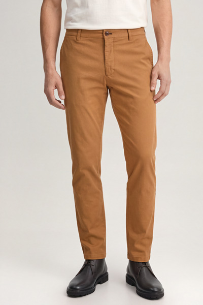 Leads to product detail page "Cognac-coloured chinos"