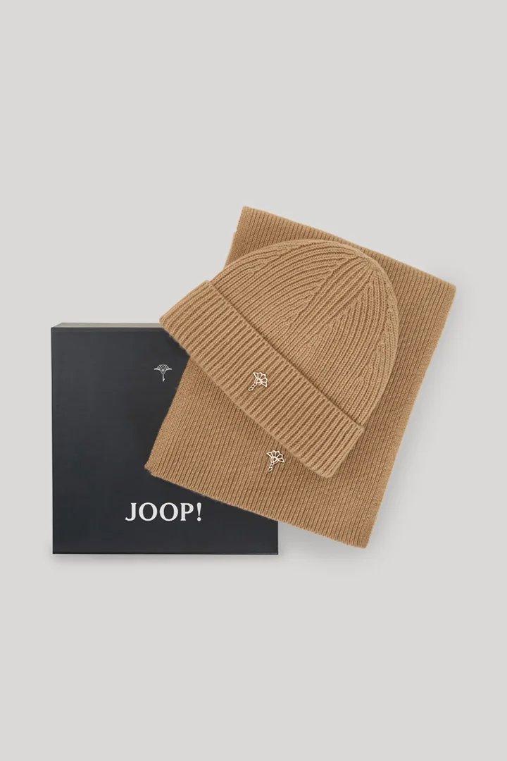 Leads to product detail page "Wool-blend set: hat and scarf in camel"