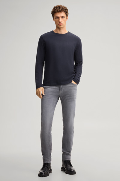 Leads to product detail page "Dark blue cotton longsleeve"