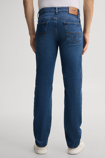 Leads to product detail page "Blue jeans"