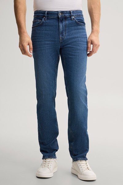 Leads to product detail page "Blue jeans"
