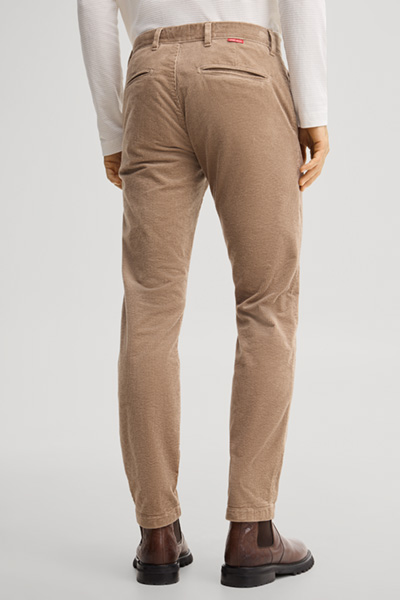 Leads to product detail page "Beige chinos"