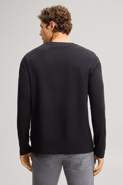 Leads to product detail page "Black cotton longsleeve top"