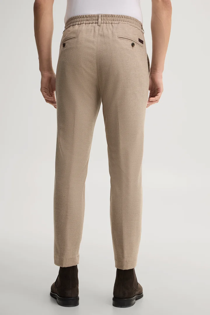 Führt zu Produktdetailseite „Bundfaltenhose in Beige"