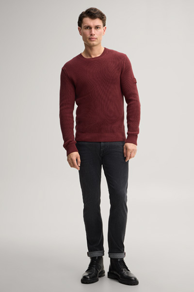 Leads to product detail page "Black stretch five-pocket jeans"