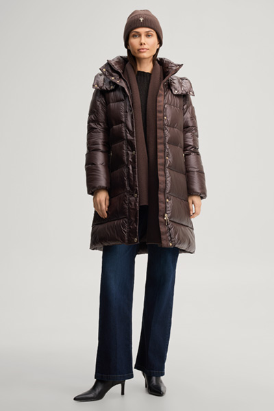 Leads to product detail page "Short quilted coat with hood in dark brown"