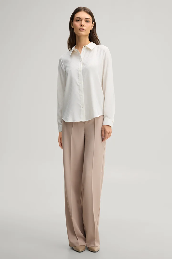 Leads to product detail page "Cornflower-coloured shirt in ecru"