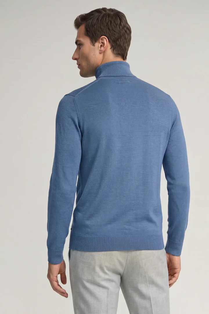 Leads to product detail page "Rollkragen-Pullover aus Schurwolle in Blau"