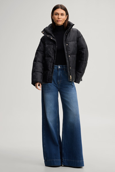 Leads to product detail page "Black quilted jacket with a cornflower pattern"