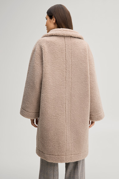 Leads to product detail page "Oversized teddy coat in greige"