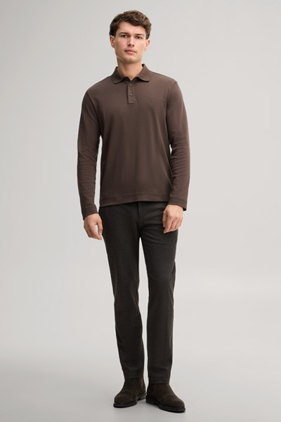 Führt zu Produktdetailseite „Langarm-Poloshirt in Dunkelbraun"