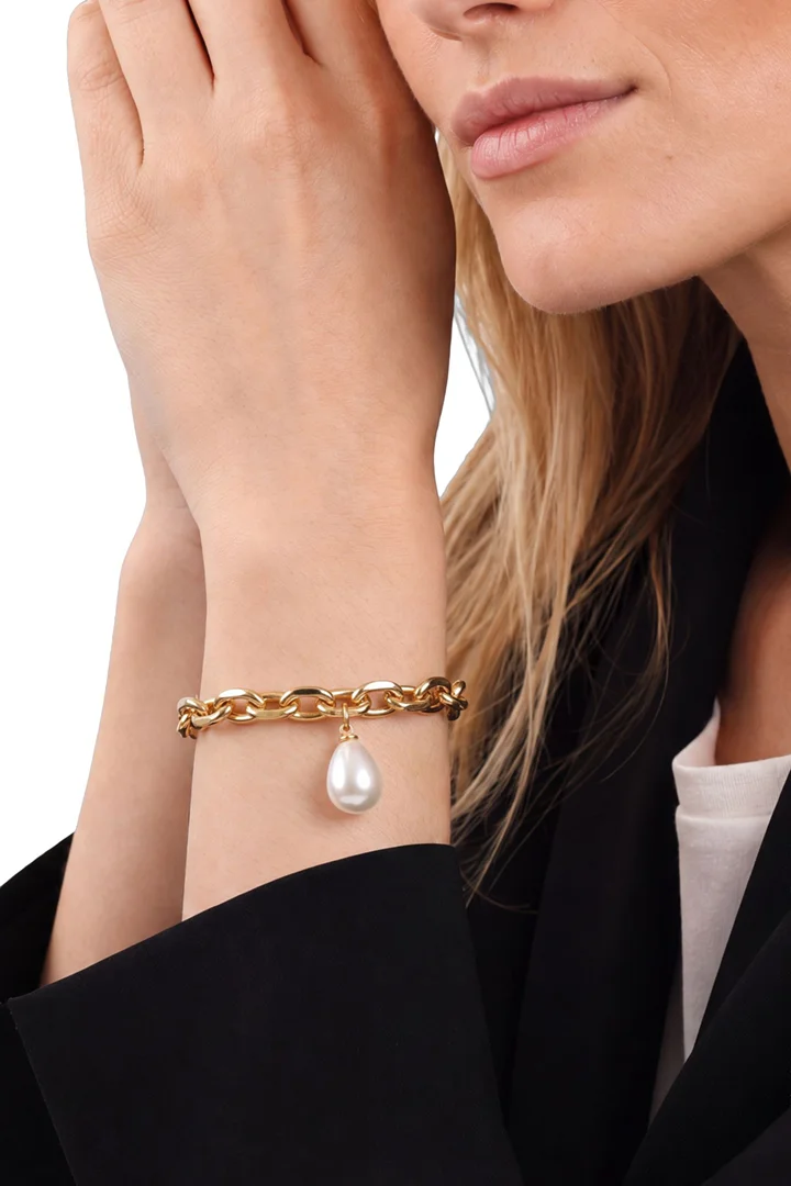 Leads to product detail page "Gold bracelet with pendants"