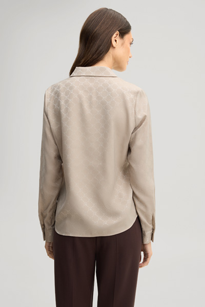 Leads to product detail page "Cornflower-coloured shirt in greige"