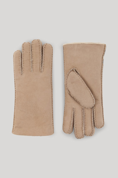 Leads to product detail page "Beige lambskin gloves"