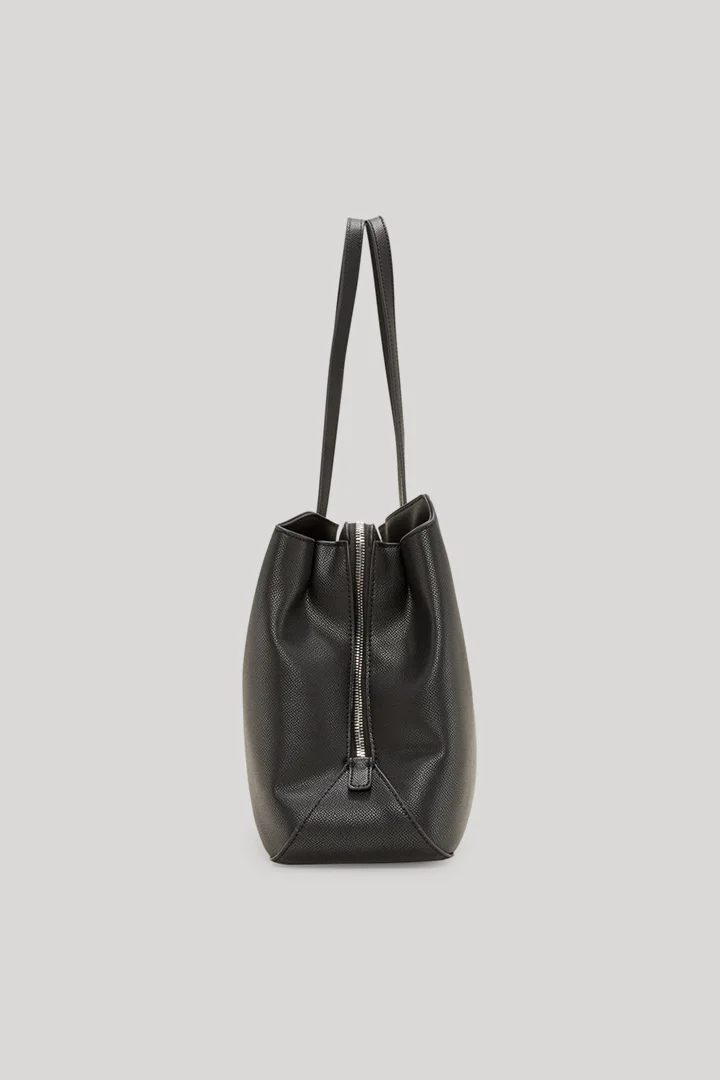 Leads to product detail page "Giro Minou Shopper in Black"