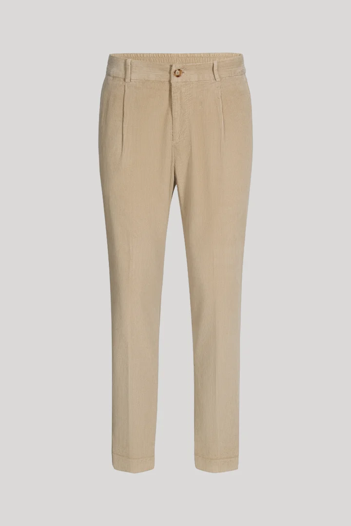 Leads to product detail page "Pleated trousers in light beige"