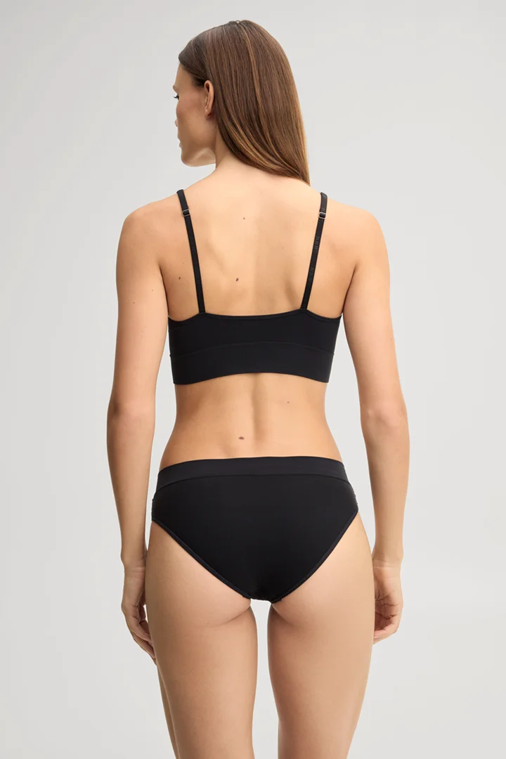 Leads to product detail page "High apex bralette in black"