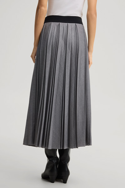 Leads to product detail page "Midi flannel skirt in marl grey"
