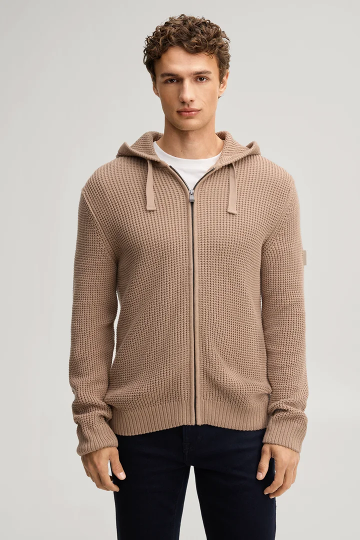 Leads to product detail page "Brown hooded jumper"