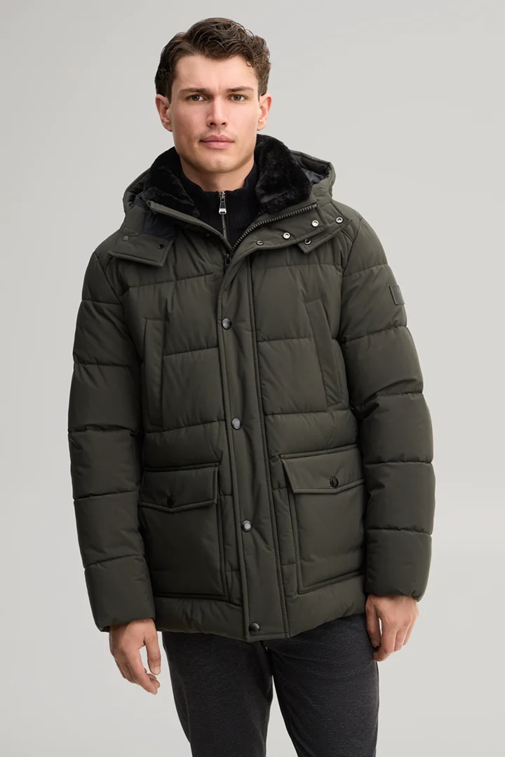 Leads to product detail page "Dark green parka"