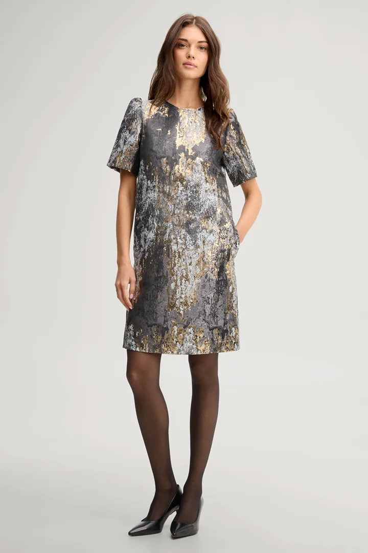 Leads to product detail page "Dress with puff sleeves in black, gold and silver pattern"