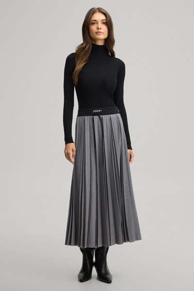 Leads to product detail page "Midi flannel skirt in marl grey"