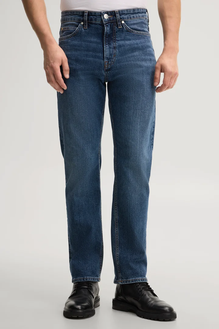 Leads to product detail page "Blue jeans"