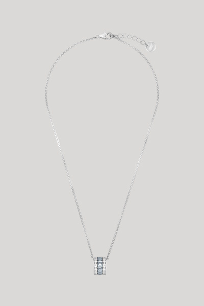 Leads to product detail page "Silver necklace with pendant"