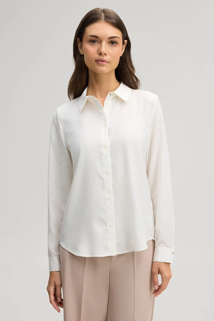 Leads to product detail page "Cornflower-coloured shirt in ecru"