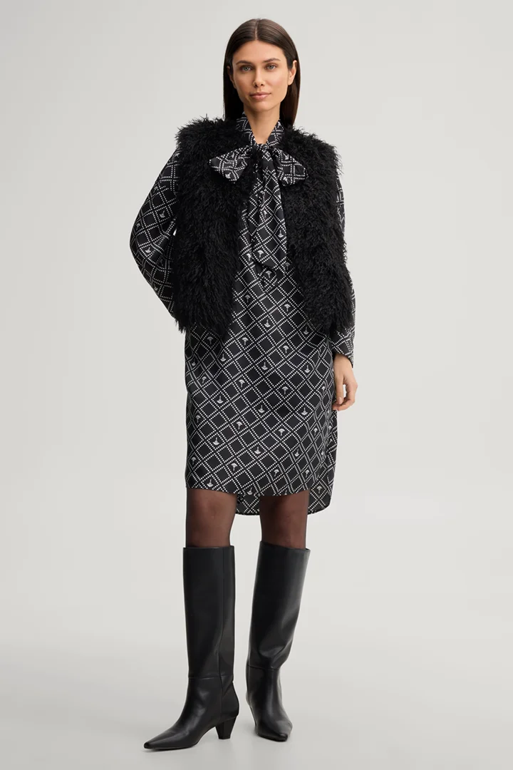 Leads to product detail page "Cornflower-patterned shirt dress in black and ecru"