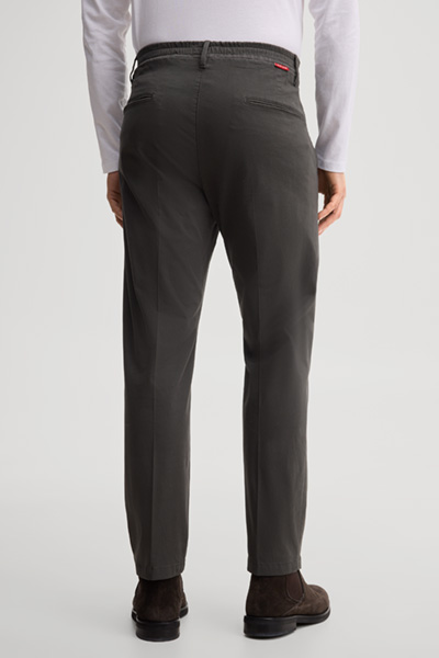 Leads to product detail page "Dark green chinos"
