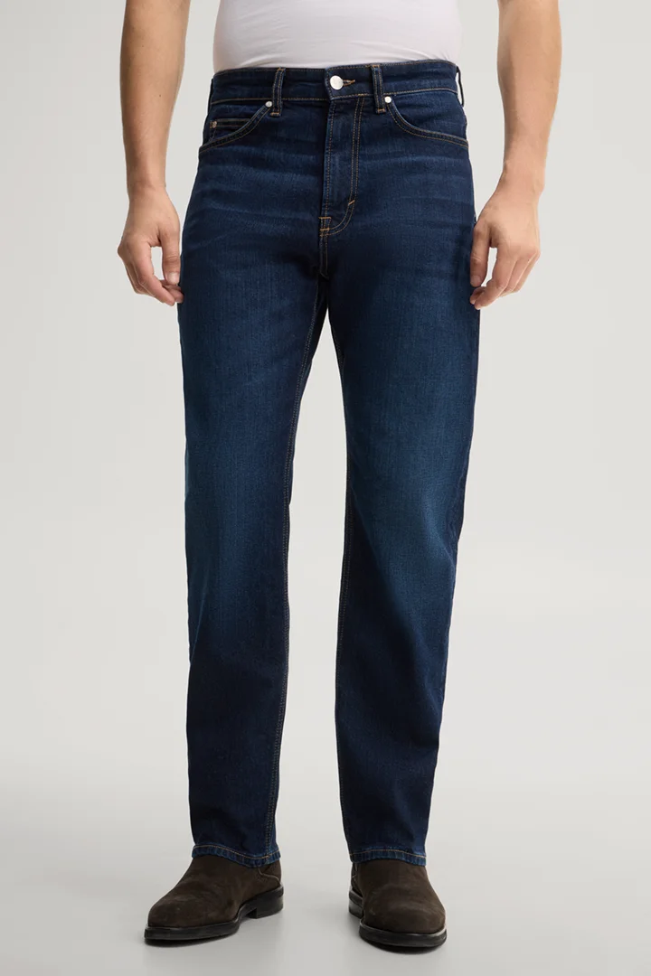 Leads to product detail page "Dark blue jeans"