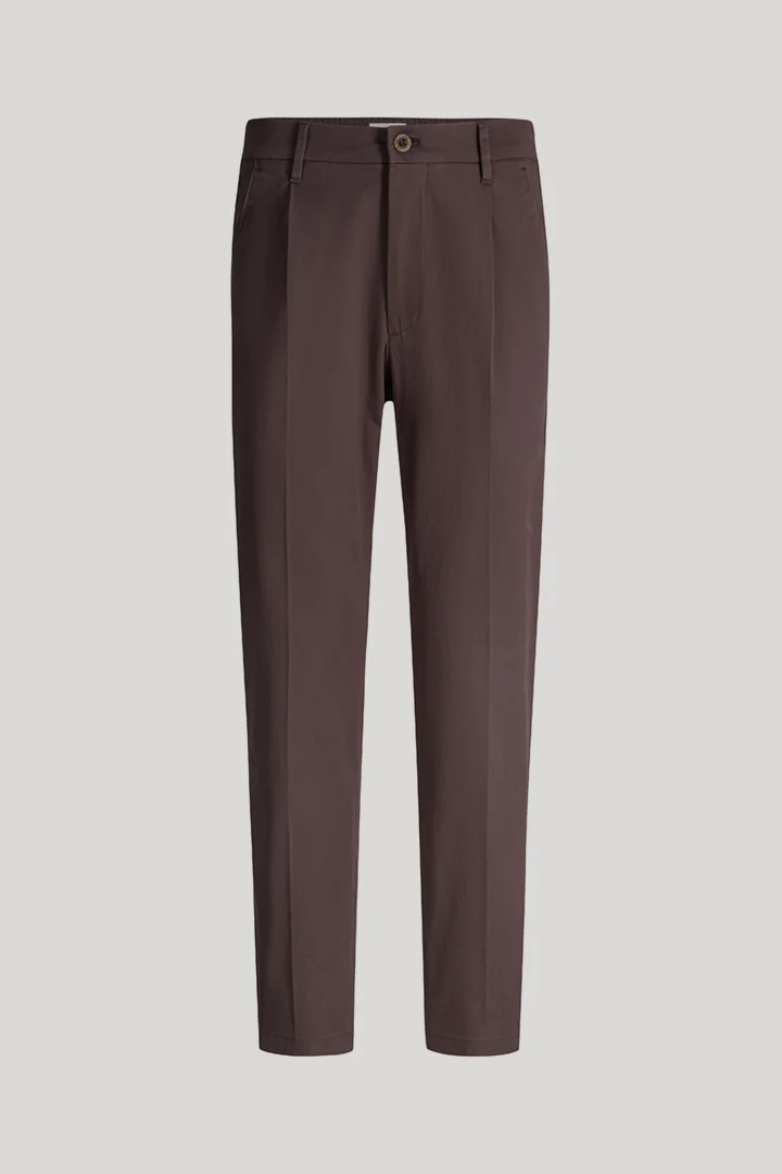 Leads to product detail page "Dark brown chinos"