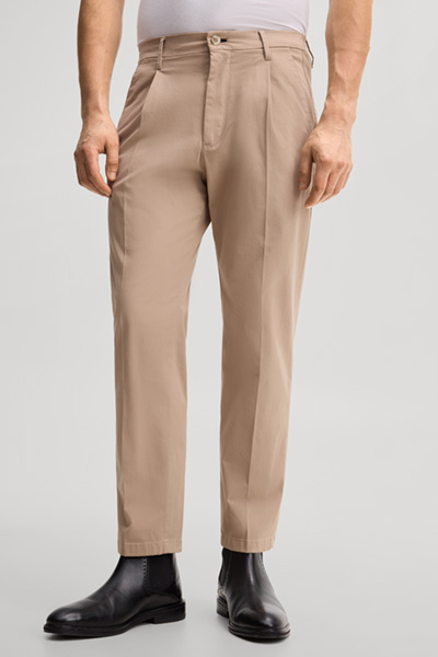 Leads to product detail page "Beige chinos"