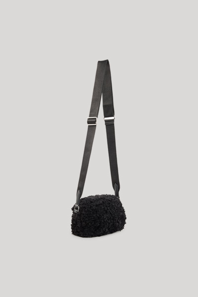 Führt zu Produktdetailseite „Schultertasche Calduccio Riccio Issie in Schwarz"