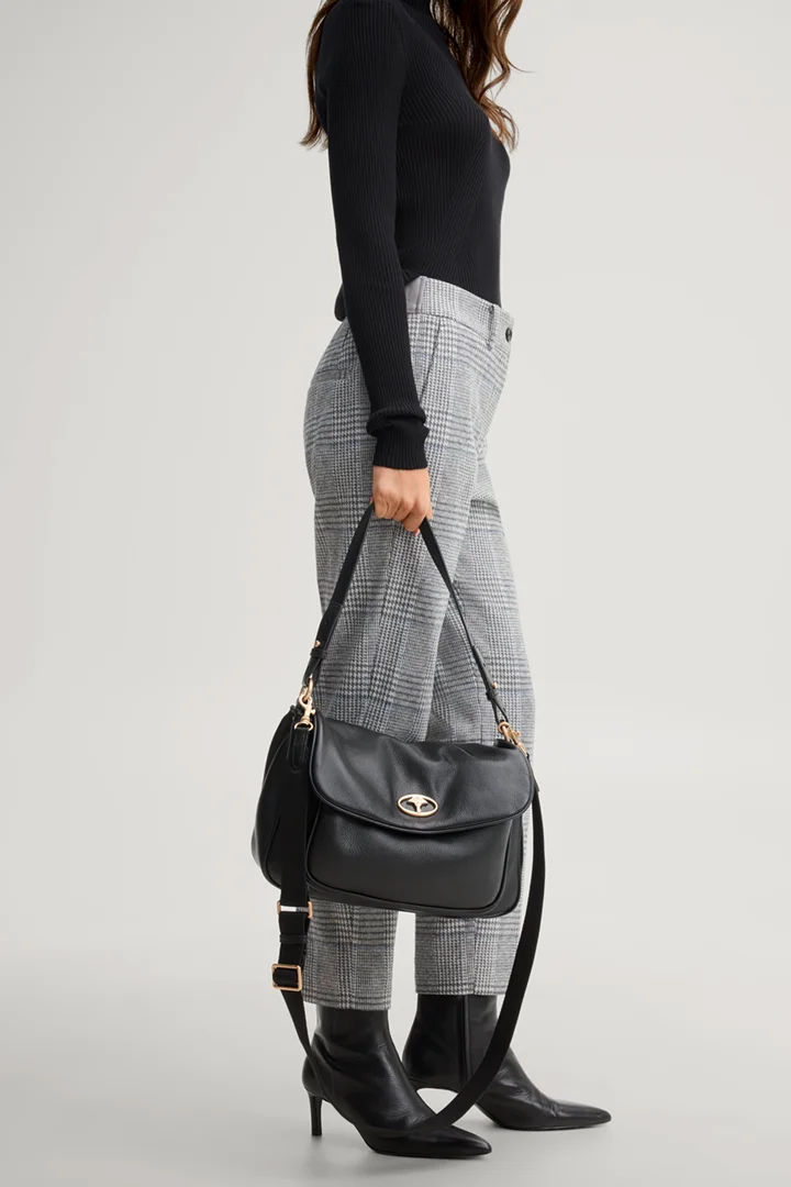 Führt zu Produktdetailseite „Schultertasche Panarea Louna in Schwarz"