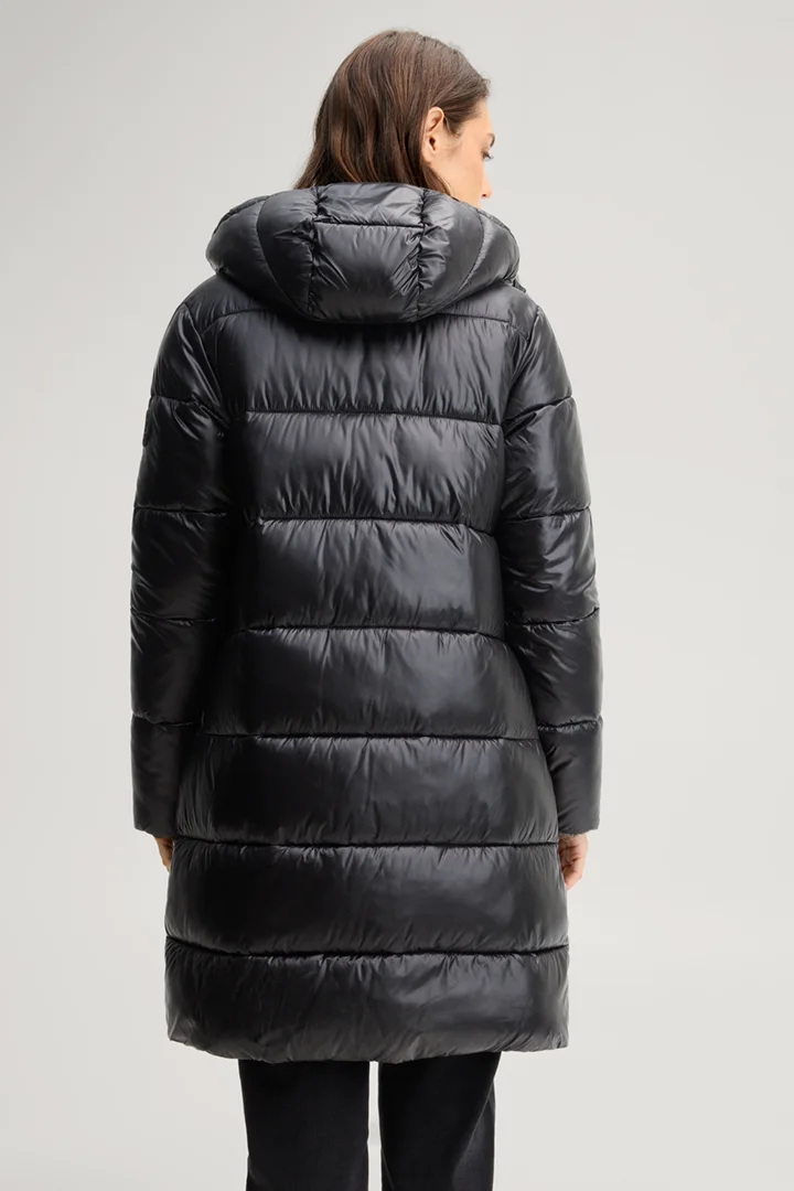 Führt zu Produktdetailseite „Steppmantel mit Kapuze in Schwarz"