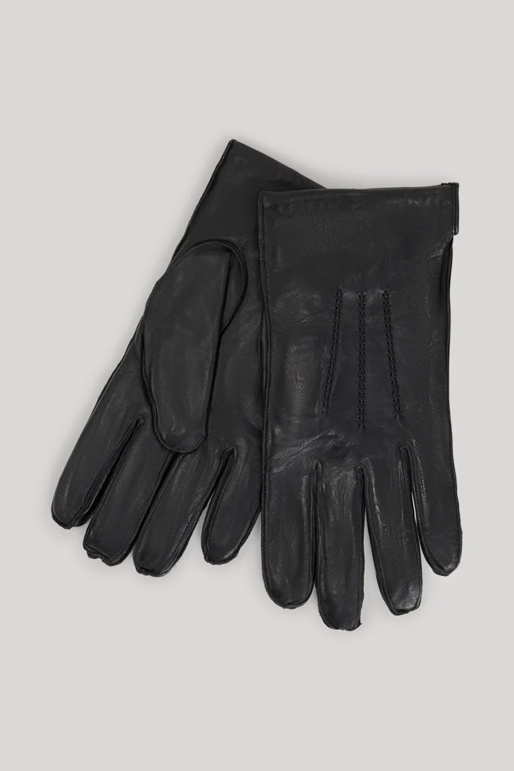 Leads to product detail page "Gloves in Black"