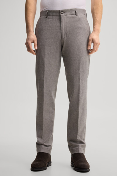 Leads to product detail page "Trousers in light brown"