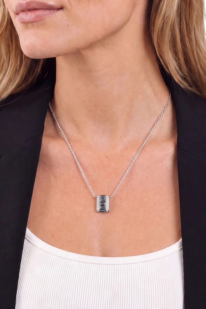 Leads to product detail page "Silver necklace with pendant"