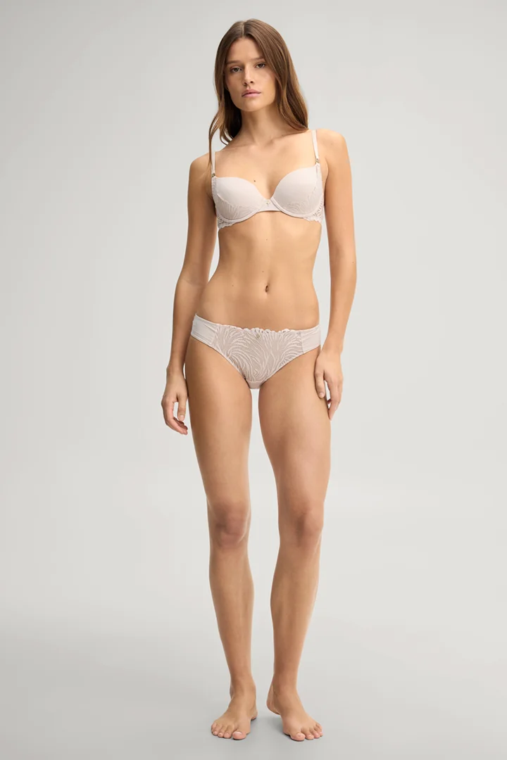 Leads to product detail page "Lace briefs in light pink"
