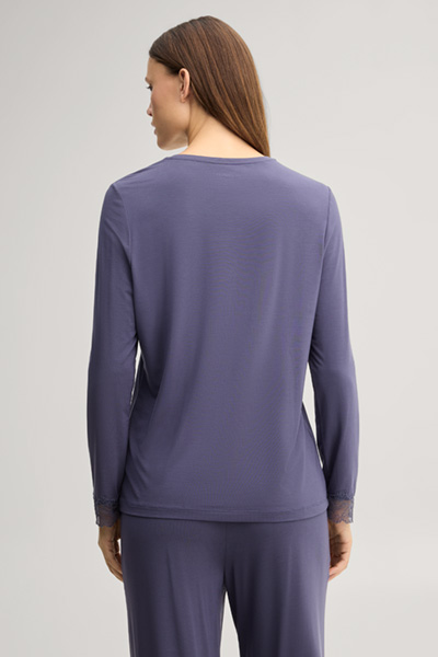 Leads to product detail page "Grey loungewear shirt"