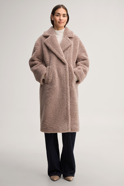Leads to product detail page "Faux fur coat in beige"