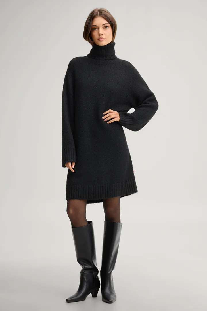 Führt zu Produktdetailseite „Strick-Kleid mit Rollkragen in Schwarz"